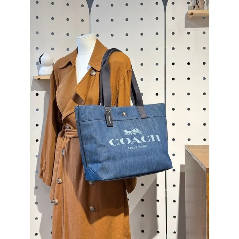 Coach Women Pre-Loved Bag Very Good Condition